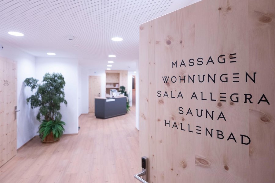 Eingangstüre zu Massagen, Ferienwohnungen